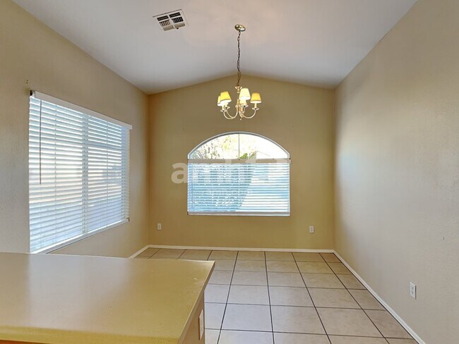 Foto del edificio - 10455 W Reade Ave