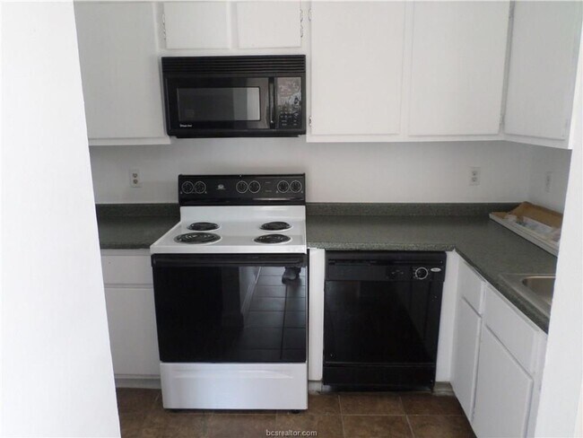 Building Photo - Spacious Duplex Available for Pre-lease!