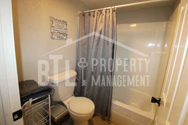 Foto del edificio - Charming Fully Furnished Condo with Prime ...
