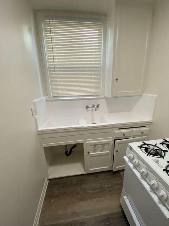 Foto del edificio - $1,695 - Charming Studio Apartment located...