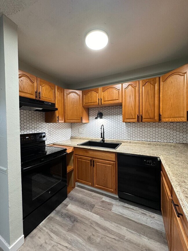Foto del edificio - Beautifully Just Renovated 3 Bed. Apartmen...