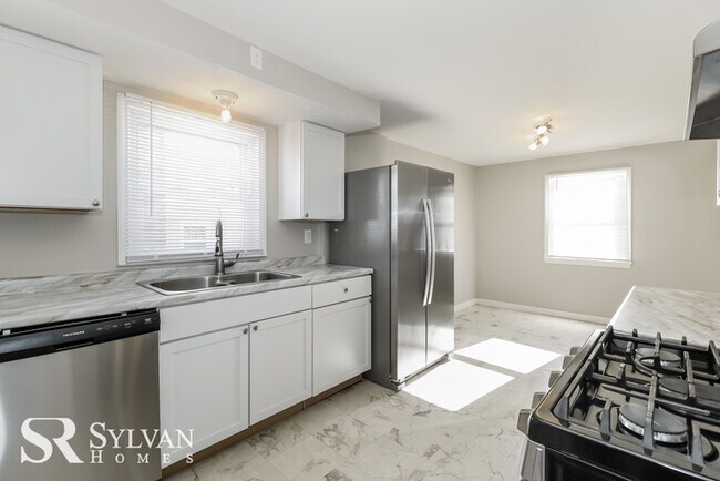 Building Photo - Spacious 3 BR 1 BA Ready Now!