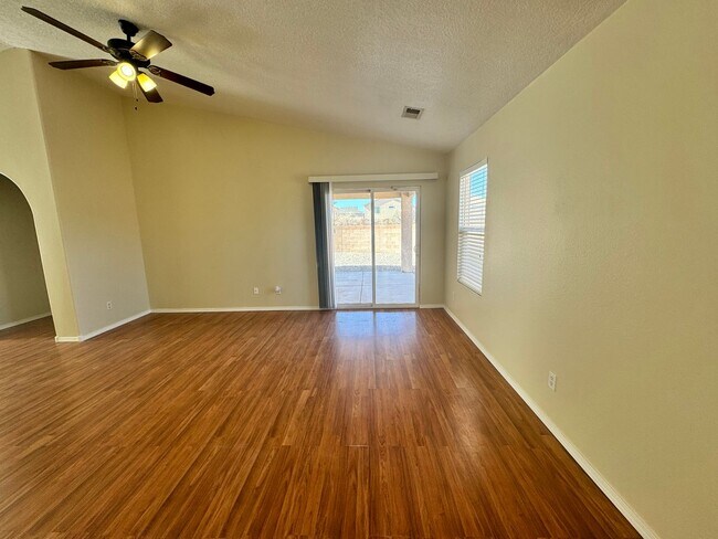 Building Photo - 3 bed 2 bath home in Huning Ranch. New Car...