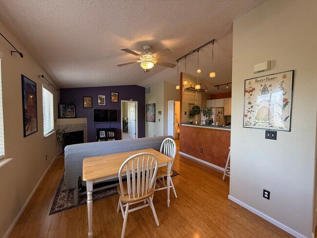 Building Photo - Charming 2-Bedroom Townhome Near North Tab...