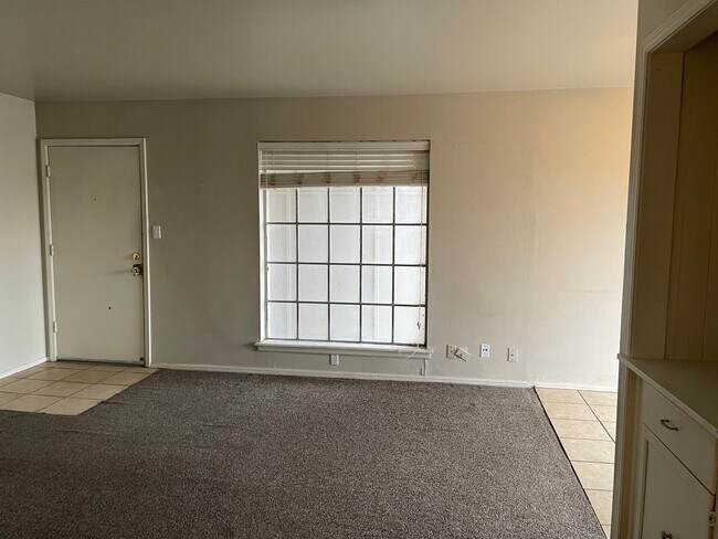 Foto del edificio - Upstairs unit at Willow Creek available now!