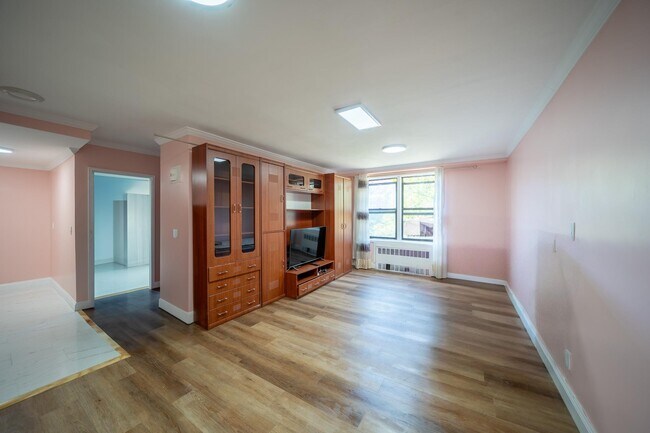Foto del edificio - 141-30 84th Rd