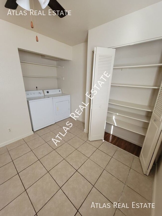 Building Photo - Renovated 2 Bed 1 Bath with Washer/Dryer &...