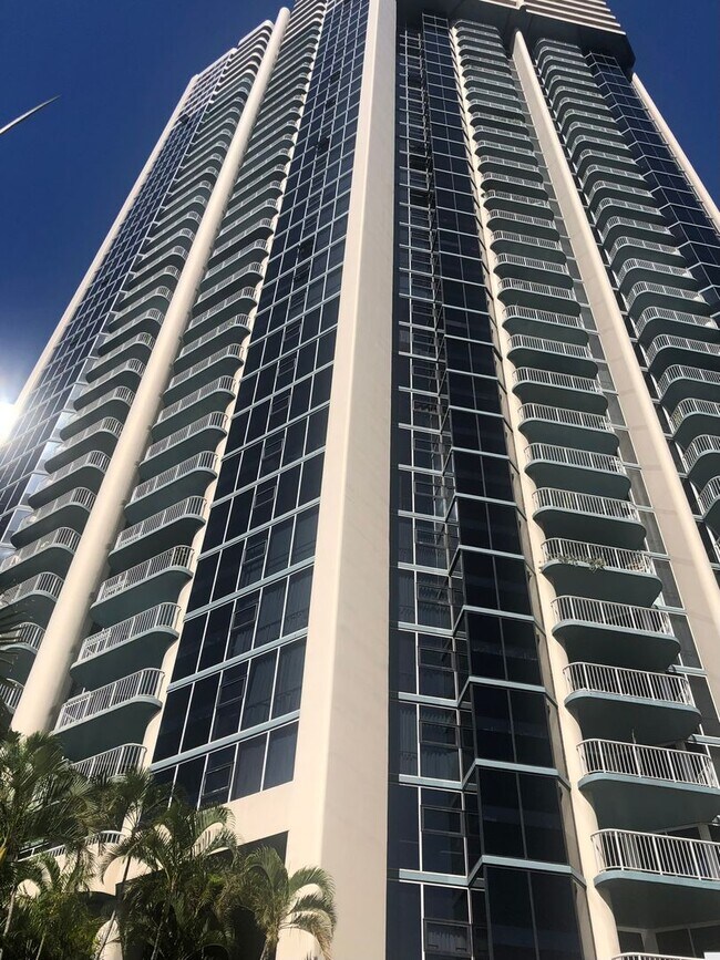 Foto del edificio - Honolulu Park Place 2BR/2BA/2PK - Ocean & City Views