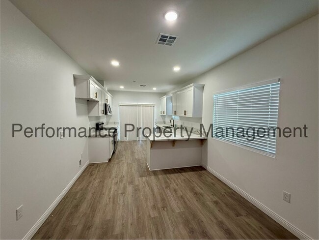 Building Photo - Modern 4 Bed/2 Bath E Bakersfield Home w/ RBP & Security Deposit Alternative Option