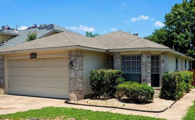 Foto del edificio - South Austin 3-bedroom/2-bath Home Reduced...