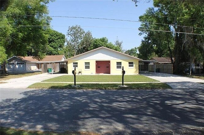 200 S. Simpson St. is on left - 200 S Simpson St