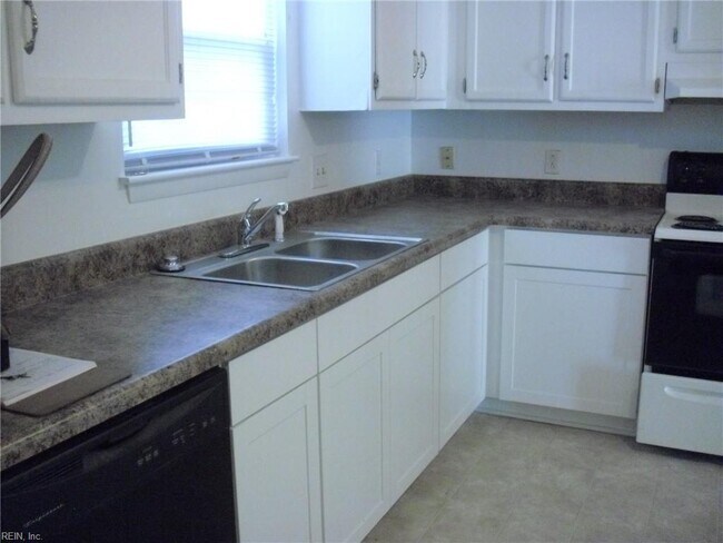 Building Photo - 942 Fern Ridge Rd