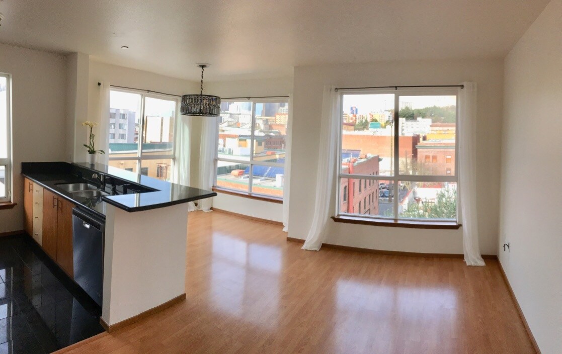 Bright and open living area - 668 S Lane St