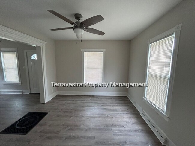 Building Photo - Detached Renovated 2 Bedroom