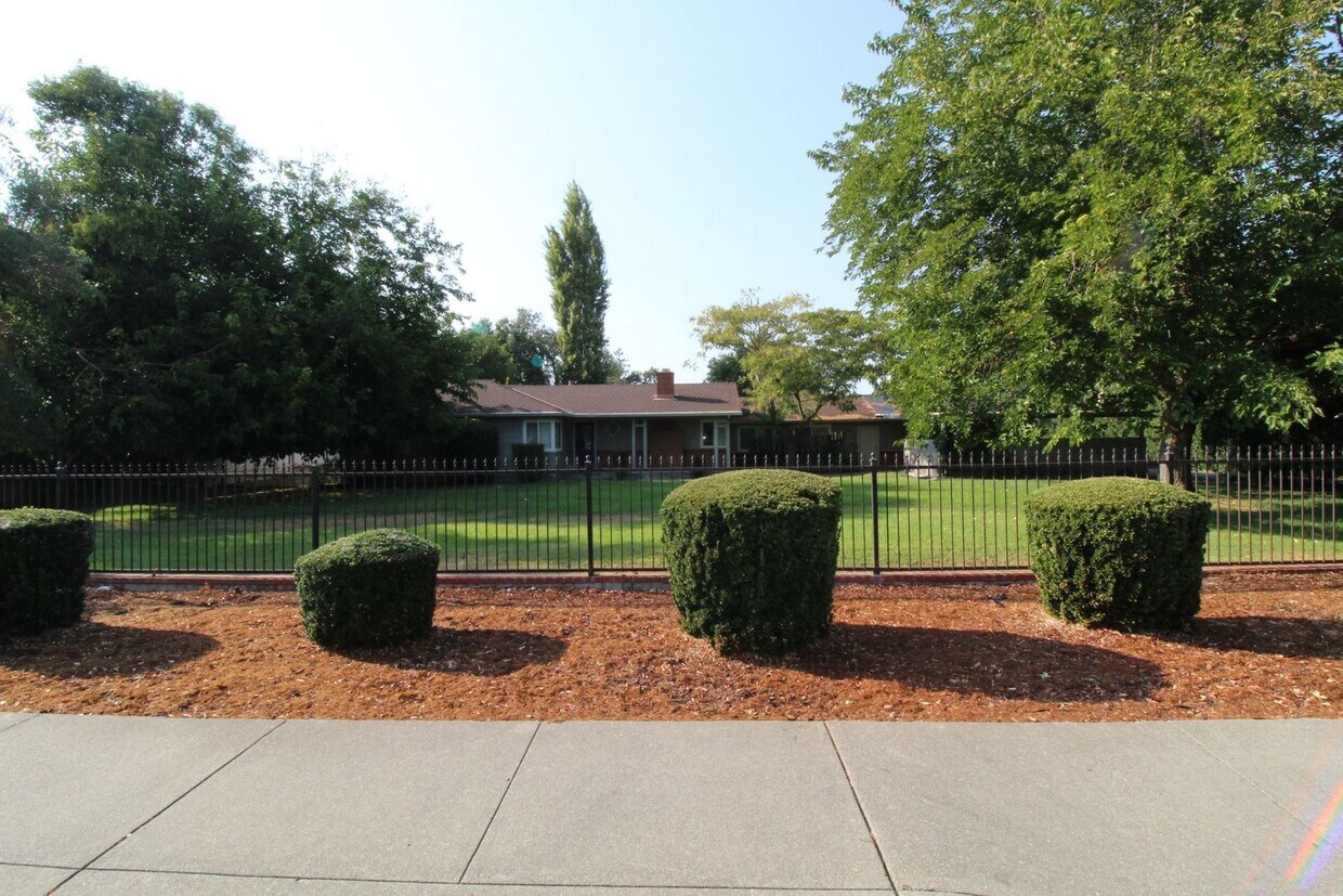 Foto principal - Concord/ Walnut Creek Border! 2172 sq ft h...