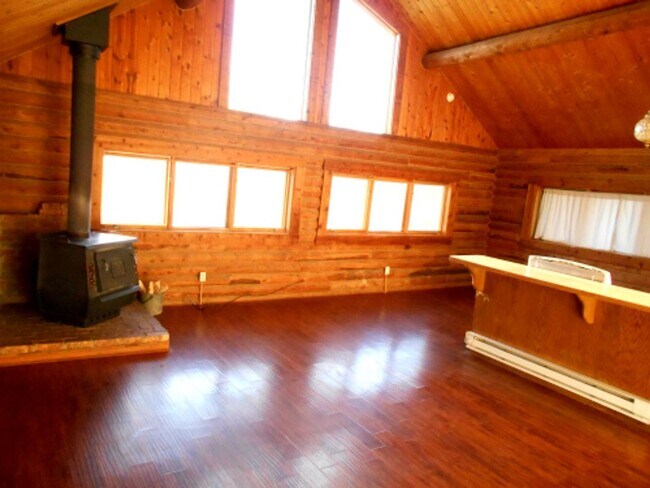 Foto del edificio - Rustic Log Cabin for Rent – Quiet Country ...