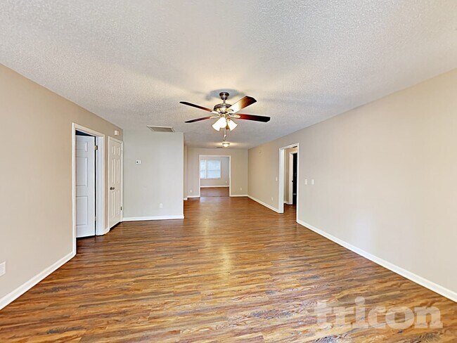Building Photo - 204 Winslow Way