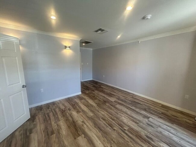 Building Photo - 2823 Hyperion Ave