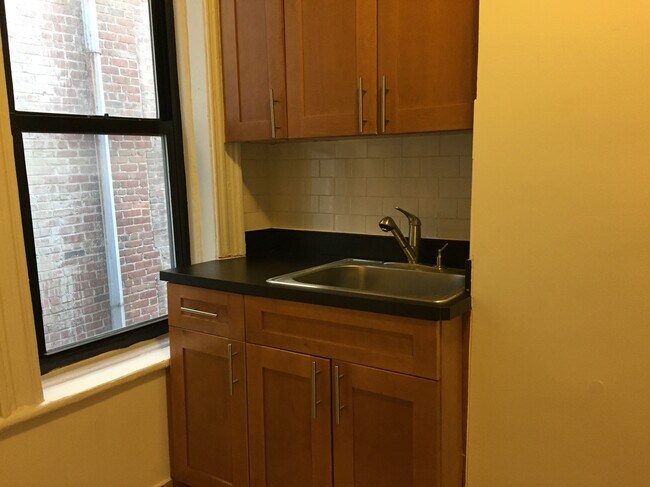 Building Photo - 232 E 78th St