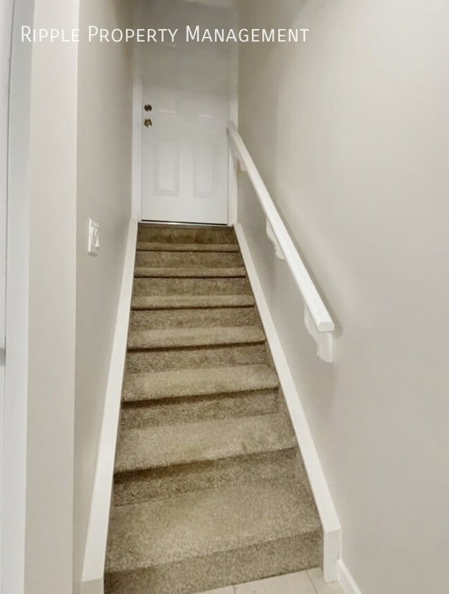 Photo du bâtiment - SPACIOUS 3-BED, 1-BATH LOWER SUITE | PRIVATE ENTRANCE | MODERN FINISHES