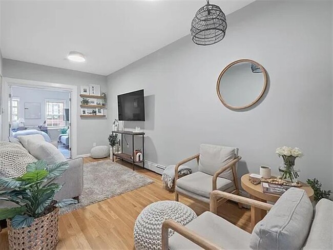 Building Photo - A generous-sized bedroom