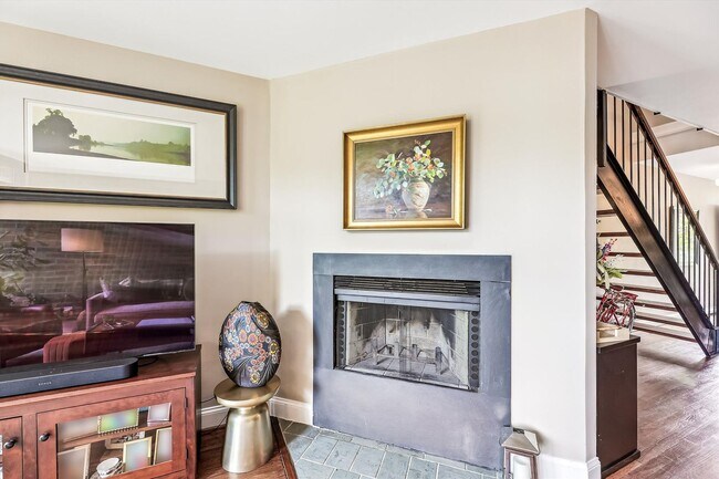 Foto del edificio - Chic Two-Level Condo in Prime SW Waterfront Location