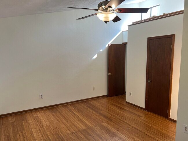 Foto del edificio - 333 Whetherbine Way E