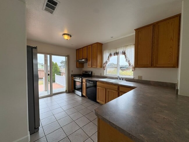 Building Photo - Lovely 3 Bedroom Home in McKinleyville