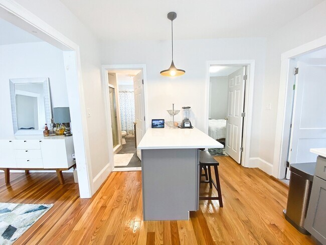 Building Photo - 65 Thorndike St