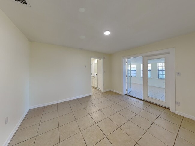 Foto del edificio - 465 Oak Dr