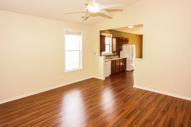 Foto del edificio - Amazing 3 BR 2 BA W/ Deck & Pond