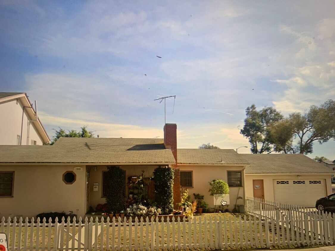 Primary Photo - 1640 Iris Ave