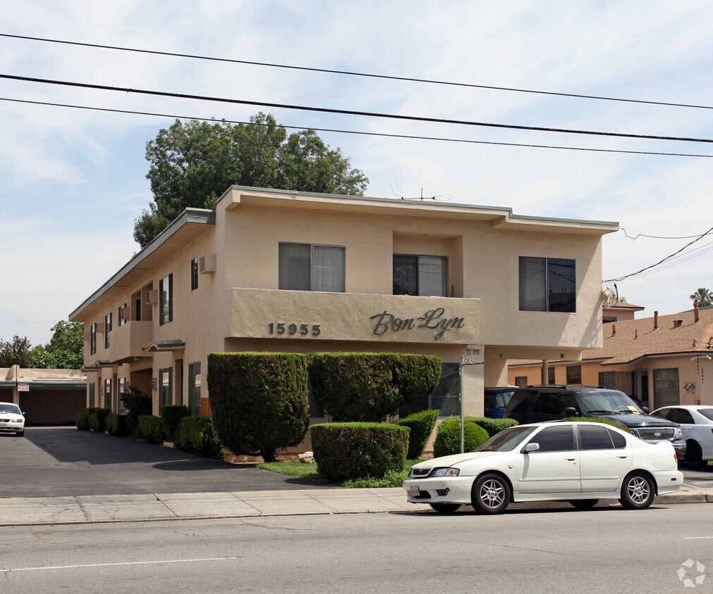 Primary Photo - 15955 Vanowen St