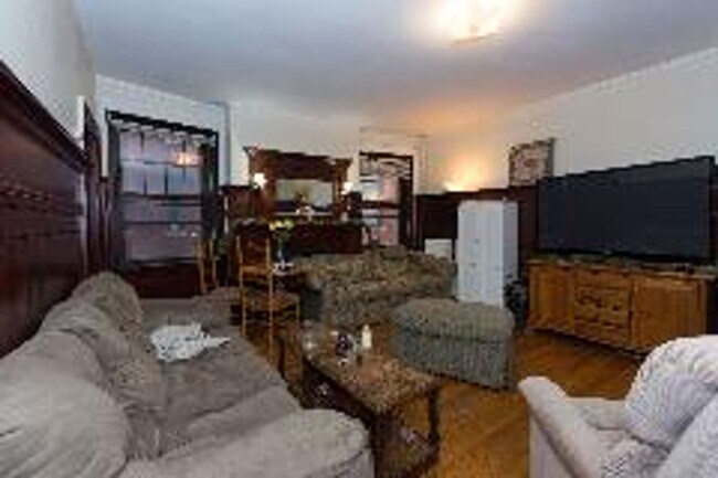 Foto del edificio - Huge Brookline 5 Bed/2 Bath, 1200 Block of Beacon, BU Central, Heat Inc, Available Sept 1, 2026