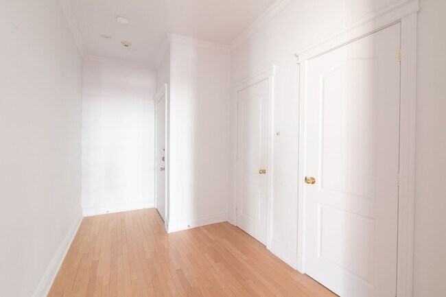 Building Photo - 5530 Cote Saint-Luc Road