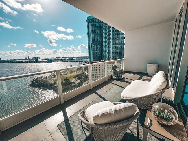 Building Photo - 2020 N Bayshore Dr