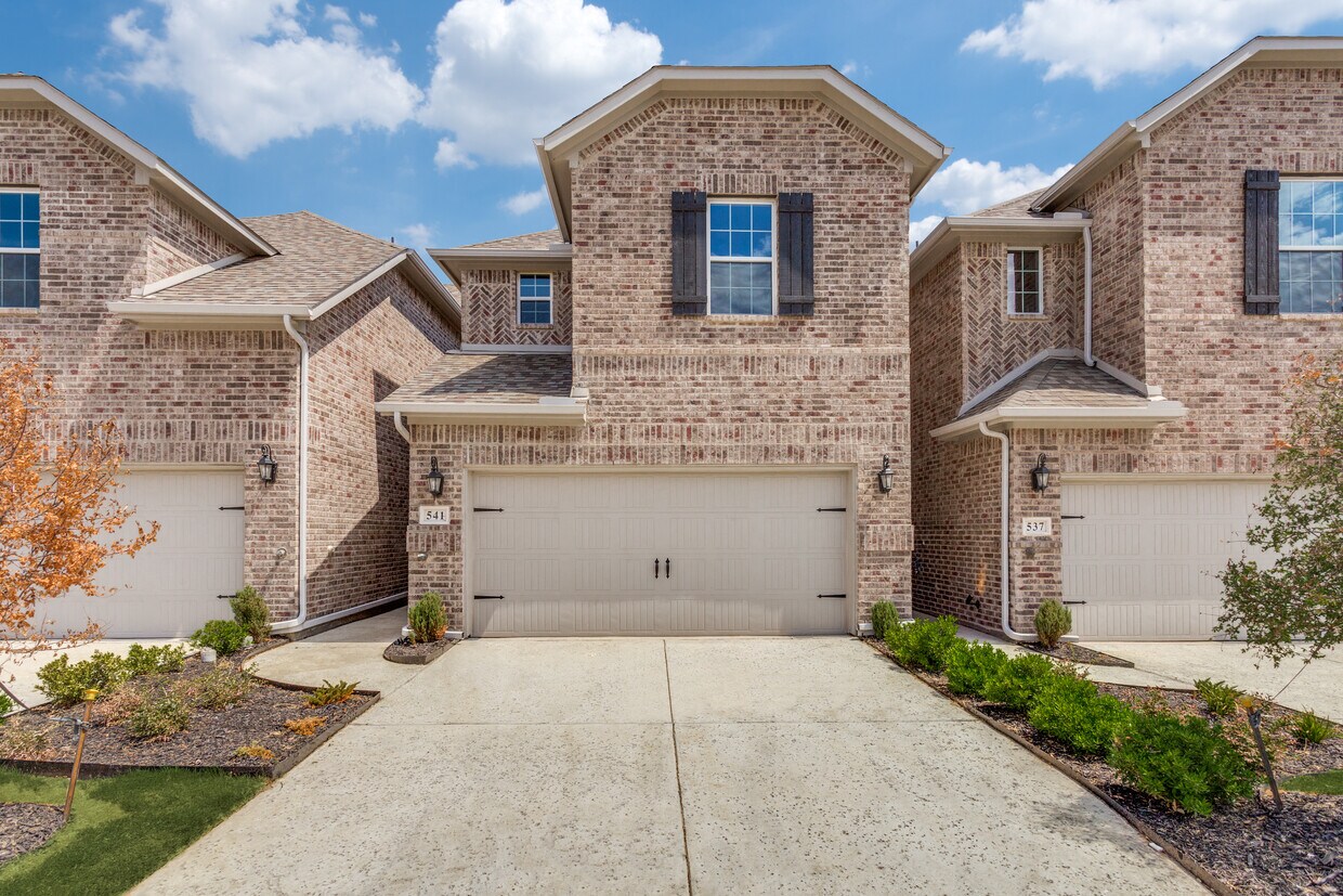 541 Hutchinson Ln, Lewisville, TX 75077 Townhome Rentals in