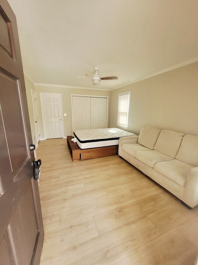 Foto del edificio - 2305 Whispering Pines Dr