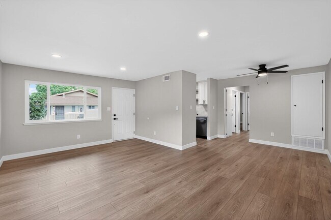 Foto del edificio - CITRUS HEIGHTS - Gorgeous Renovated Condo - All Brand New!