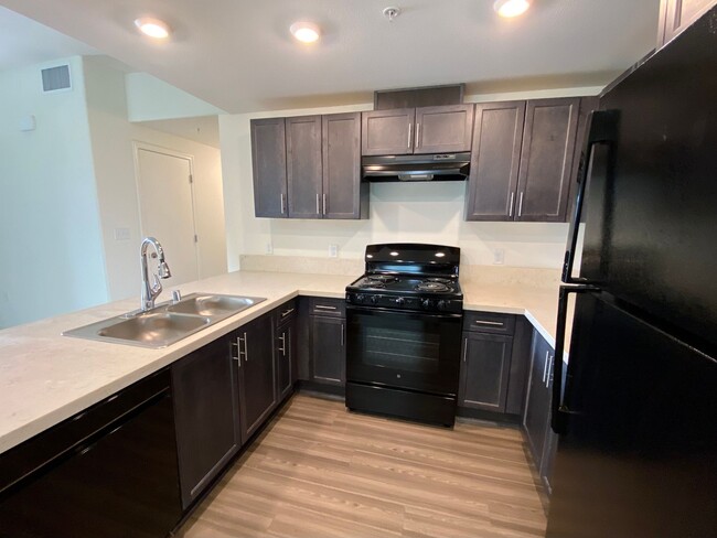 Modern Kitchen - Del Rio Apartments