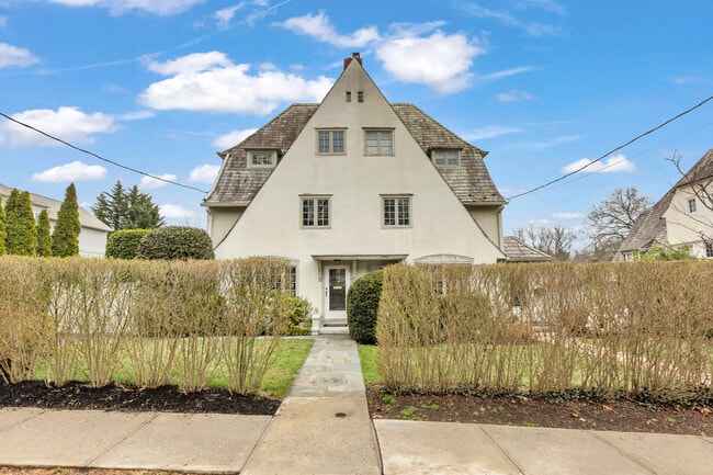 Photo - 42 Tanglewylde Ave House