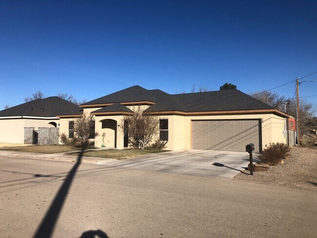 Building Photo - 3 br, 2 bath House - 305 S 9th Street