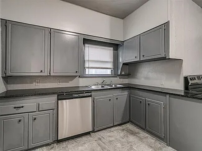Building Photo - N. McKinley Ave - Triplex