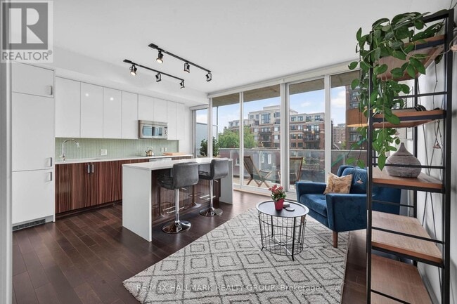 Building Photo - 300 Lisgar St