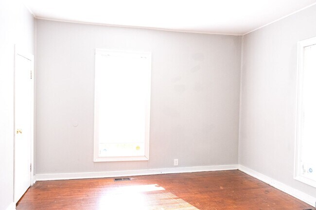 Building Photo - Welcome home to 2009 Camden Street! 3 bedr...