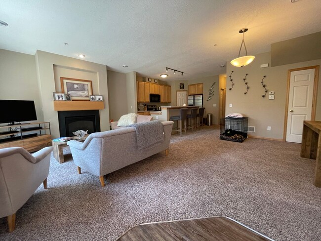 Foto del edificio - Blaine Town Home, Very Spacious Layout, 2 ...