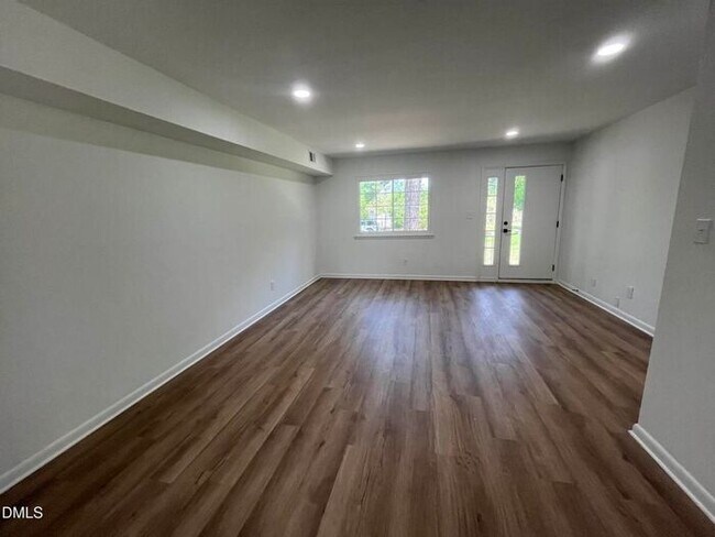 Foto del edificio - Five Point's hidden 2 Bed 1.5 Bath gem