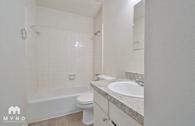 Baño n.° 1 - 712 Meadowglen Dr