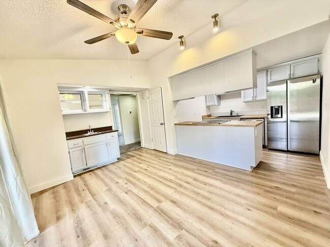 Building Photo - 890 Athan Ave