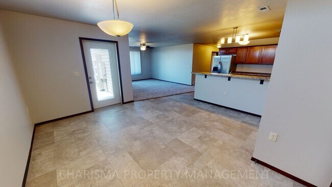 Foto del edificio - LOWER LEVEL 3 BEDROOM, 2 BATH TOWN HOME, INDIVIDUAL ENTRANCE, DOUBLE ATTACHED GARAGE, PET FRIENDLY